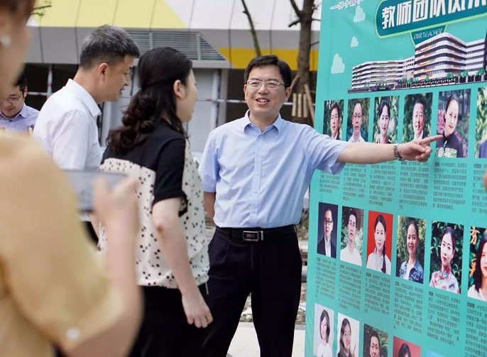 【成都東辰】溫江區(qū)馬烈紅區(qū)長一行調(diào)研東辰外國語學(xué)校開學(xué)準備情況