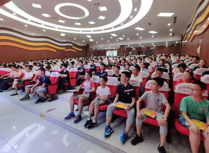 【眉山東辰】眉山東辰國際學(xué)校初中部 第三學(xué)月表彰大會隆重召開