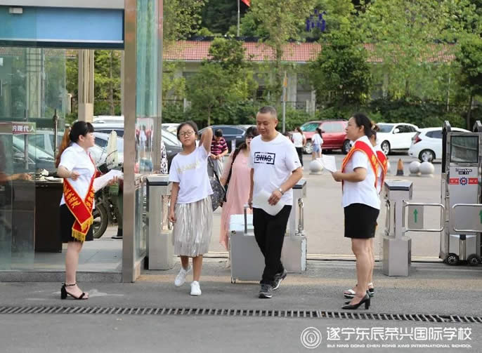 是什么，倏忽劃過心頭，留下瞬間光彩？?是什么，靜靜澆灌心田，培植甘甜記憶？?是什么，輕輕扣開心扉，帶來永恒美麗？是這難忘的軍訓(xùn)生活！