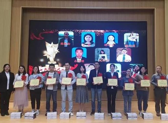 【遂寧東辰】執(zhí)燈攬?jiān)?，滿眼星河皆是你?遂寧東辰初中部2019年質(zhì)量建設(shè)暨上期期末質(zhì)量表彰大會成功舉行