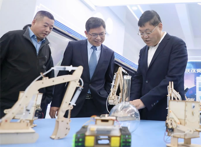 四川省教育廳崔昌宏副廳長到成都東辰外國語學校調研視察