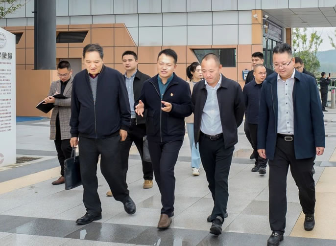 仙海區(qū)黨工委書記陳政一行蒞臨綿陽東辰高級中學調研指導