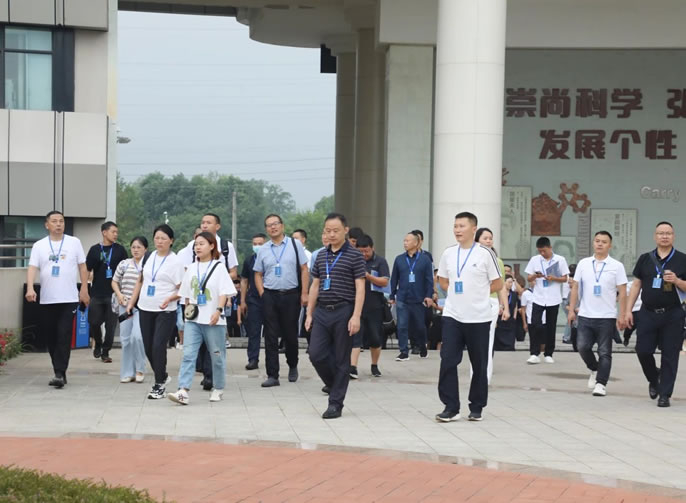 綜合簡(jiǎn)訊 || 四川省中小學(xué)后勤協(xié)會(huì)年會(huì)暨第二屆會(huì)員代表大會(huì)和2024年成都市促進(jìn)民辦教育規(guī)范發(fā)展專題培訓(xùn)會(huì)在成都東辰召開